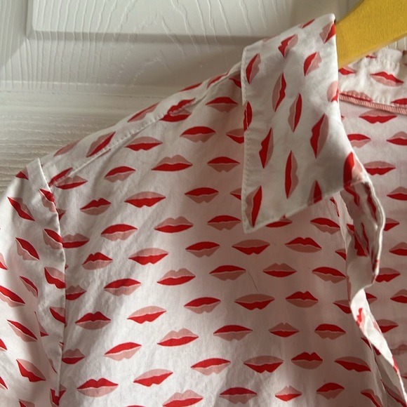Boden classic women’s shirt, lip print, mint condition, measures 20” pit to pit - Picture 4 of 10